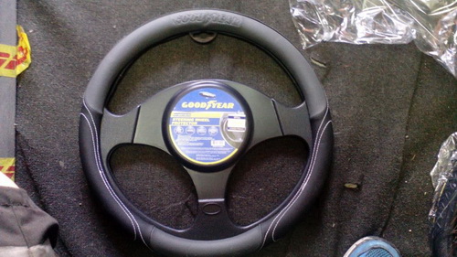 goodyear obloga volana kozna sa natpisom brenda.